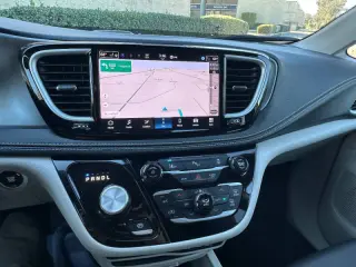 2024 Chrysler Pacifica Plug-In Hybrid Select