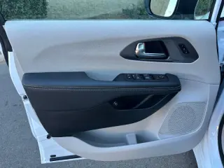 2024 Chrysler Pacifica Plug-In Hybrid Select