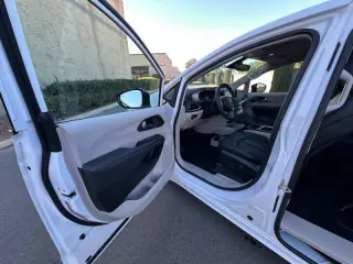 2024 Chrysler Pacifica Plug-In Hybrid Select