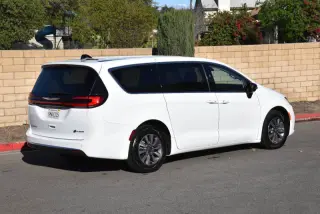 2024 Chrysler Pacifica Plug-In Hybrid Select