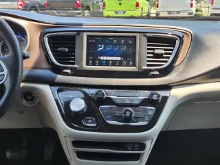 2020 Chrysler Voyager LXi