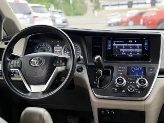 2017 Toyota Sienna XLE Premium 8-Passenger