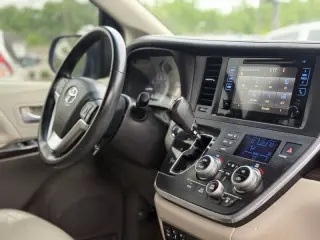 2017 Toyota Sienna XLE Premium 8-Passenger