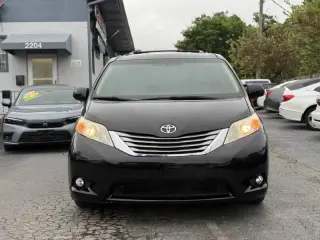 2017 Toyota Sienna XLE Premium 8-Passenger