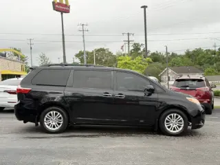 2017 Toyota Sienna XLE Premium 8-Passenger