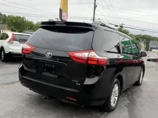 2017 Toyota Sienna XLE Premium 8-Passenger