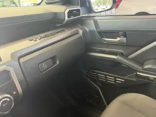 Toyota Tacoma 2024 4x4 SR5 4dr Double Cab 5.0 ft SB