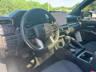 Toyota Tacoma 2024 4x4 SR5 4dr Double Cab 5.0 ft SB