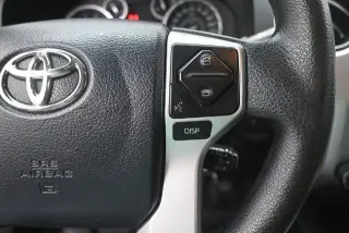 Toyota Tundra 2017 4x4 SR5 4dr CrewMax Cab Pickup SB (5.7L V8 FFV)