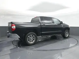 Toyota Tundra 2017 4x4 SR5 4dr CrewMax Cab Pickup SB (5.7L V8 FFV)