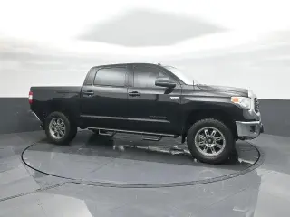 Toyota Tundra 2017 4x4 SR5 4dr CrewMax Cab Pickup SB (5.7L V8 FFV)