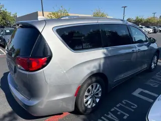 Chrysler Pacifica 2018 Touring L 4dr Mini-Van