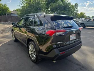 Toyota RAV4 2021 XLE Premium 4dr SUV