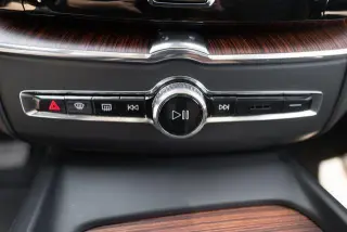 Volvo XC60 2024 AWD B5 Plus Dark Theme 4dr SUV