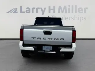 Toyota Tacoma 2024 4x2 SR5 4dr Double Cab 5.0 ft SB