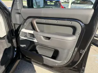 2024 Land Rover Defender SE