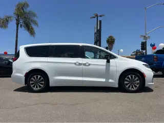 2024 Chrysler Pacifica Hybrid Select