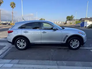 2017 INFINITI QX70
