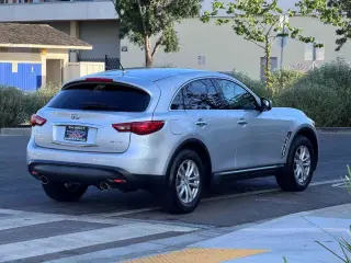 2017 INFINITI QX70