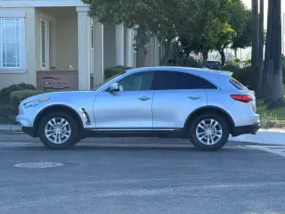 2017 INFINITI QX70