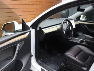 Tesla Model Y 2023 AWD 4dr Crossover