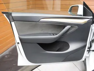 Tesla Model Y 2023 AWD 4dr Crossover
