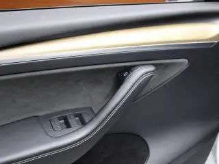 Tesla Model Y 2023 AWD 4dr Crossover