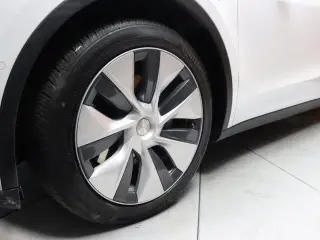 Tesla Model Y 2023 AWD 4dr Crossover