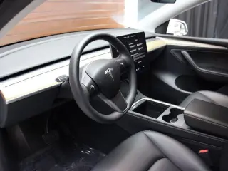 Tesla Model Y 2023 AWD 4dr Crossover