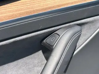 Tesla Model Y 2024 AWD Performance 4dr Crossover