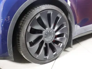 Tesla Model Y 2023 AWD Performance 4dr Crossover