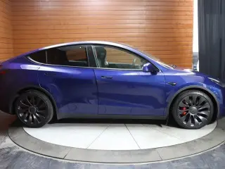 Tesla Model Y 2023 AWD Performance 4dr Crossover