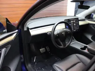 Tesla Model Y 2023 AWD Performance 4dr Crossover