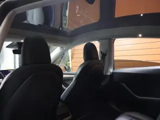 Tesla Model Y 2023 AWD Performance 4dr Crossover