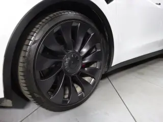 Tesla Model Y 2023 AWD Performance 4dr Crossover