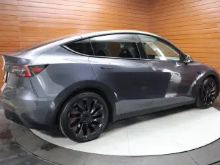 Tesla Model Y 2022 AWD Performance 4dr Crossover