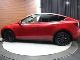 Tesla Model Y 2023 AWD Performance 4dr Crossover