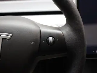 Tesla Model Y 2023 AWD Performance 4dr Crossover
