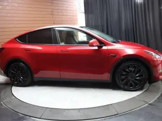 Tesla Model Y 2023 AWD Performance 4dr Crossover