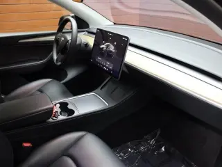 Tesla Model Y 2024 AWD Performance 4dr Crossover
