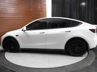 Tesla Model Y 2022 AWD Performance 4dr Crossover