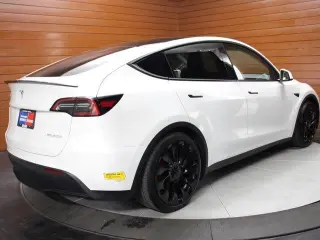 Tesla Model Y 2022 AWD Performance 4dr Crossover