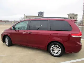 2011 TOYOTA SIENNA