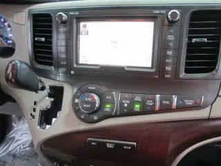 2011 TOYOTA SIENNA