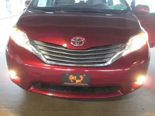 2011 TOYOTA SIENNA
