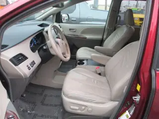2011 TOYOTA SIENNA