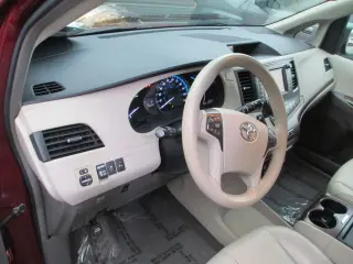 2011 TOYOTA SIENNA