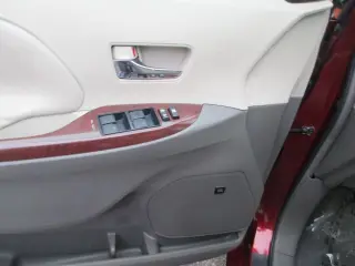 2011 TOYOTA SIENNA