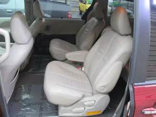 2011 TOYOTA SIENNA