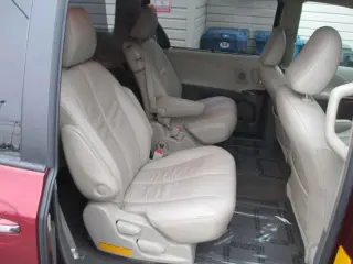 2011 TOYOTA SIENNA